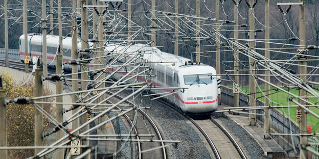 Ein Zug der Deutschen Bahn in einer Trasse