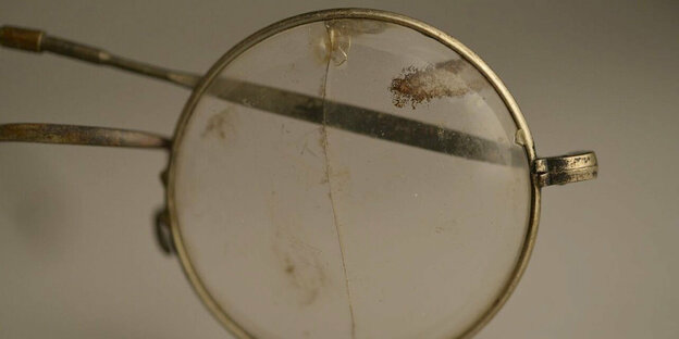 Ein leicht gesprungenes Brillenglas mit sehr dünner Fassung