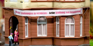 Ein Miniaturhaus mit einem Banner