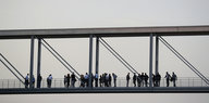 Viele Menschen stehen auf einer Brücke