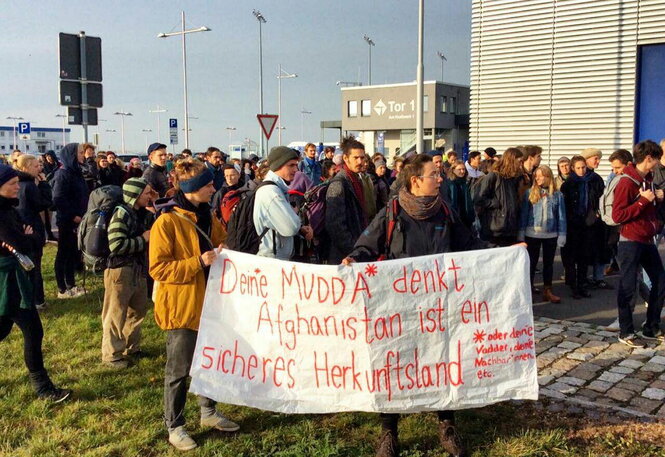 Demonstranten mit einem Banner: "Deine Mudda denkt Afghanistan ist ein sicheres Herkunftsland"