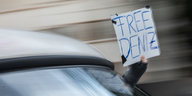 «Free Deniz» steht am 28.02.2017 in Frankfurt am Main auf dem Plakat eines Teilnehmers eines Autokorsos aus Solidarität mit dem in der Türkei inhaftierten Journalisten Deniz Yücel.