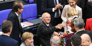 Wolfgang Schäuble, um ihn herum Politiker des Bundestages