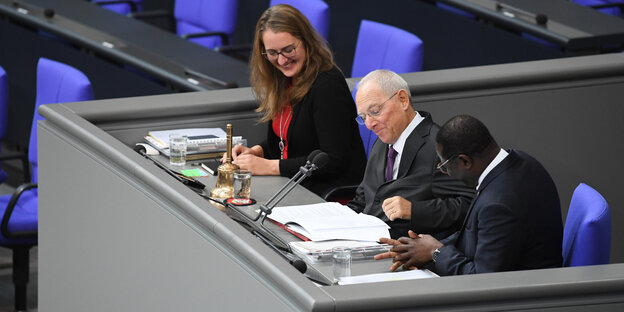 Bundestagspräsident Wolfgang Schäuble und zwei Beisitzer