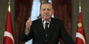 Ein Mann, Recep Tayyip Erdogan