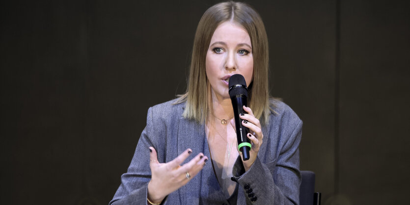 Ksenia Sobtschak bei ihrer Pressekonferenz am Dienstag in Moskau