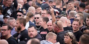 Viele Neonazis eng gedrängt