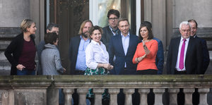 Männer und Frauen von den Grünen und der FDP stehen auf einem Balkon