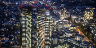 Ein teils verspiegeltes Hochhaus in der Abenddämmerung