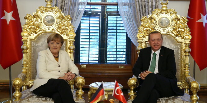 Merkel und Erdogan posieren auf einem goldenen Thron