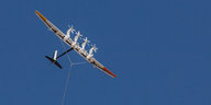 Ein Flugzeug mit Windräder wird von einer Leine gehalten