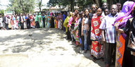 Dutzende Menschen stehen Schlange vor einem Wahllokal in Mombasa, Kenia