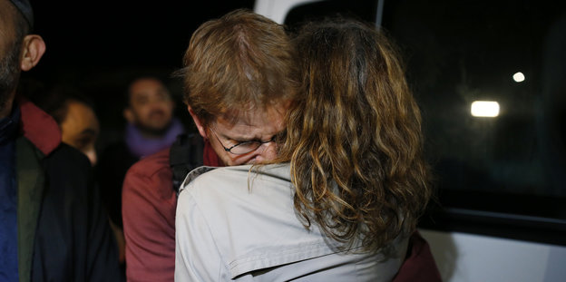 Menschenrechtler Peter Steudtner umarmt eine Kollegin