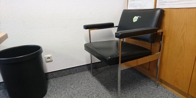 Stuhl eines Abgeordneten aus dem Landtag Stuhl eines Abgeordneten aus dem Landtag