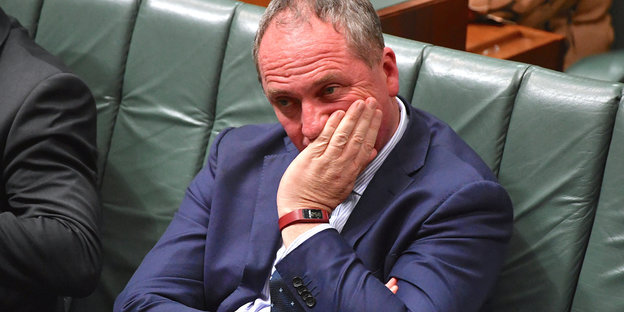 Ein Mann fasst sich besorgt an den Mund. Es ist Vize-Ministerpräsident Barnaby Joyce