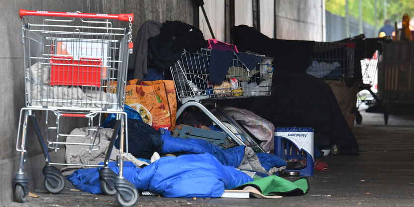 Obdachlose haben sich provisorische Zelte gebaut und leben im Tiergarten