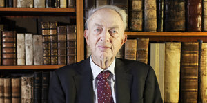 Professor Peter Berger vor einem Bücherregal