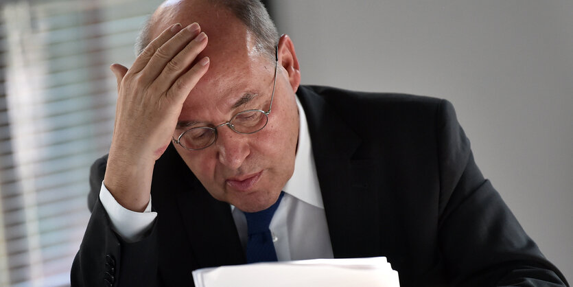 Ein Mann liest, es ist Gregor Gysi