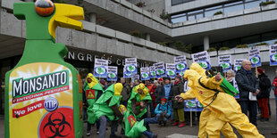 Umweltschützer protestieren Roundup