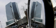Das EZB-Gebäude und ein Außenspiegel
