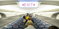 Menschen zwischen Sitzreihen in einem Flugzeug unter einem Schild, auf dem „Exit“ steht
