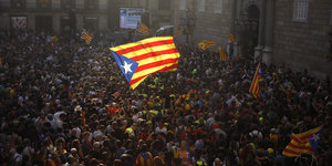 Demonstration mit sehr großer katalonischer Flagge