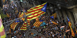 Viele katalanische Flaggen werden in einer Menschenmenge geschwenkt