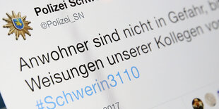 Computer-Bildschrim mit einerm Tweet der Polizei: Für die Bewohner besteht keine Gefahr