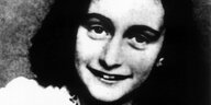 Schwarz-weiß-Porträt Anne Frank