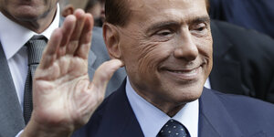 Der Ex-Regierungschef Italiens Silvio Berlusconi winkt