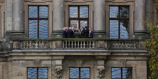 Menschen auf einem Balkon