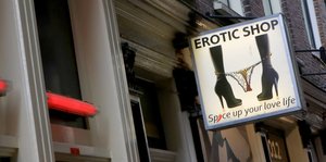 Schild an Hauswand mit der Aufschrift "Erotic Shop - Spice up your Life"