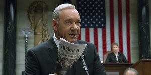 Mann vor der US-Fahne, es ist Kevin Spacey in seiner Rolle als US-Präsident in der TV-Serie "House of Cards"