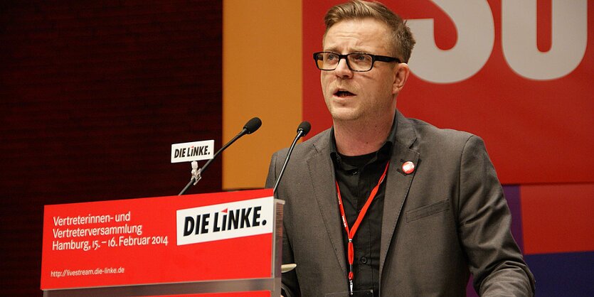 Dominic Heilig hinter einem Rednerpult auf dem Parteitag