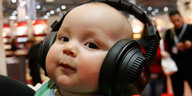 Baby mit zu großen Kopfhörern