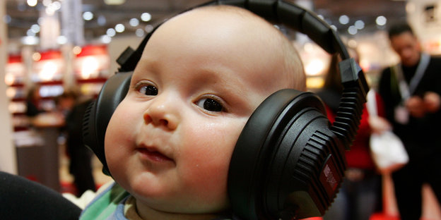 Baby mit zu großen Kopfhörern
