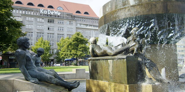 Nackte Figuren am Brunnen auf dem Wittenbergplatz am KaDeWe