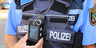 Oberkörper eines Polizisten mit Bodycam.
