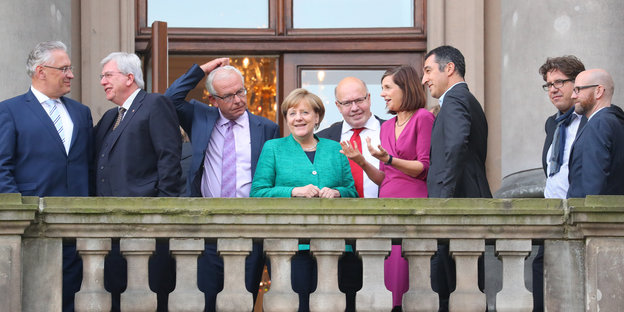 Politiker von Union, Grünen und FDP stehen auf einem Balkon
