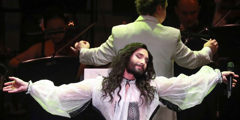 Conchita auf der Bühne mit Orchester im Hintergrund