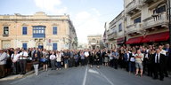 Menschen stehen in Malta anlässlich der Trauerfeier für Daphne Caruana Galizia auf der Straße