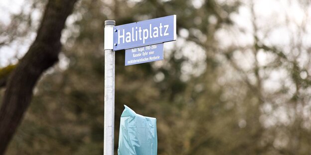 Straßenschild „Halitplatz“