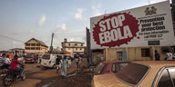 Ein Schild am Rande einer Straße wirbt für Ebola-Prävention