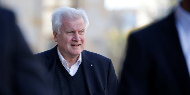 Horst Seehofer guckt grimmig. Seine Haare stehen vom Wind