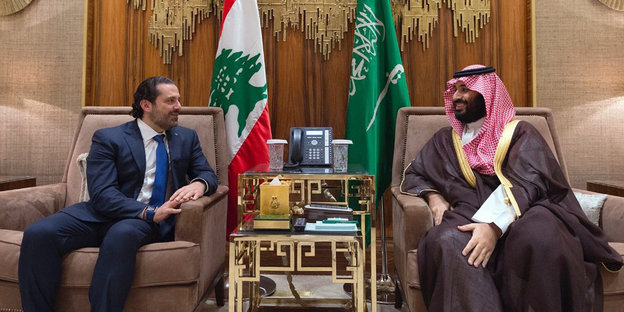 Der saudische Kronprinz und Saad Hariri sitzen nebeneinander