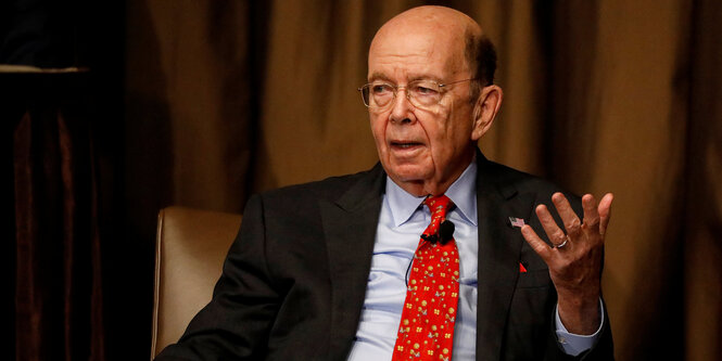 Der amerikanische Handelsminister Wilbur Ross hebt die Hand