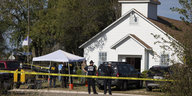Vor einer Kirche steht FBI-Mitarbeiter hinter einem Absperrband