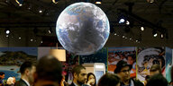 Eine Weltkugel hängt auf der Weltklimakonferenz auf dem deutschen Pavillion