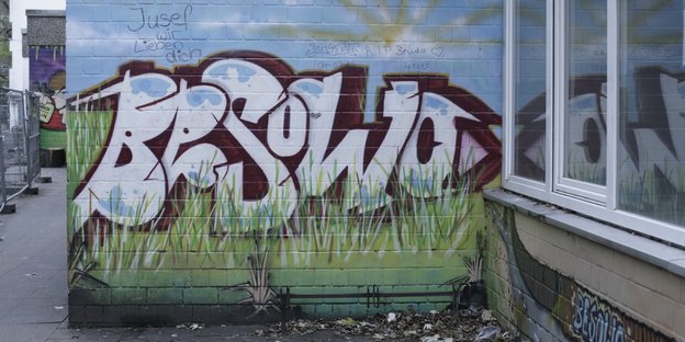 Ein buntes Graffiti an einer Wand