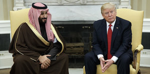 Donald Trump und Kronprinz Mohammed sitzen auf Sesseln im Weißen Haus
